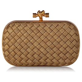 Clutch de seda con nudo Intrecciato dorado de Bottega Veneta Dorado