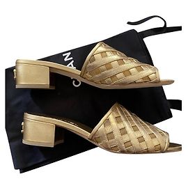Sandales Chanel en cuir doré Doré