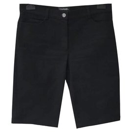 Chanel-Shorts Chanel Black Denim Bermudas Sz 38-Preto