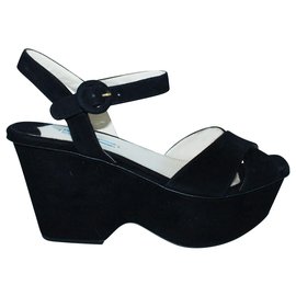 Prada Compensées en daim noir Chair