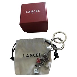 Chaveiro Lancel com dados em esmalte e letras prateadas Prata Branco Vermelho Roxo escuro