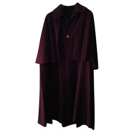 Yves Saint Laurent-cape double (manteau sans manche surmonté d'un mantelet), peut convenir du 36 au 40, bordeaux, lainage dense, Yves Saint Laurent Rive Gauche, vintage des années 70.urent-Bordeaux
