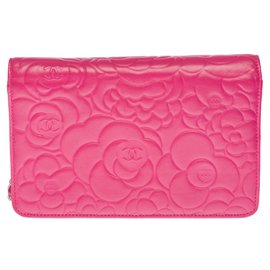 Chanel-Bella borsa a tracolla Chanel Wallet on Chain (WOC) Camelia in pelle trapuntata rosa, garniture en métal doré-Rosa