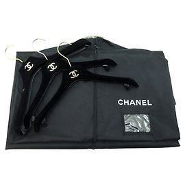 VIEL CHANEL 3 AUFHÄNGER + 1 SCHWARZER CANVAS-ABDECKUNG FÜR KLEIDUNG 3 Kleiderbügel 1 Startseite Schwarz