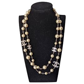 CHANEL B14Colar de cristal de pérolas com logotipo V Timeless CC Cru