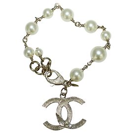 Chanel Pulseira clássica elegante de pérolas com "CC" Branco Cru