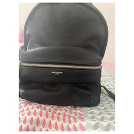 Yves Saint Laurent Sac à dos YSL City en cuir noir Noir