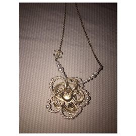 Collier Chanel Camélia perles et strass couleur eggshell Blanc cassé