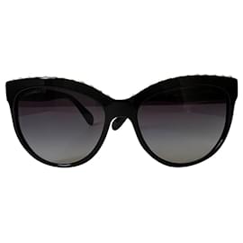 Chanel-CHANEL Lunettes de soleil œil-de-chat à monture en acétate noir avec perles de culture.-Noir