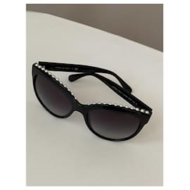 Chanel-CHANEL Lunettes de soleil œil-de-chat à monture en acétate noir avec perles de culture.-Noir