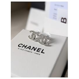 Chanel-A14V CC Moscova Crystal SHW Logo Earrings-Silver hardware