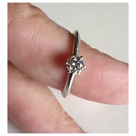Tiffany & Co-PLATINUM AND DIAMOND RING 0,34-Silvery
