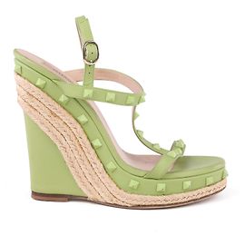 Valentino Garavani Sandales compensées Rockstud T Strap en cuir vert citron Vert