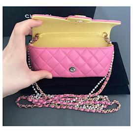 Chanel-Mini bolsa Chanel de pele de cordeiro rosa com pérola e alça de corrente-Rosa