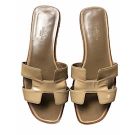 Mules Hermès Beige in Pelle e Vernice 39 Beige