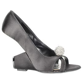 Marc Jacobs Saltos altos de cetim e bola de cristal Preto