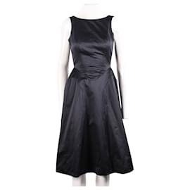 Yves Saint Laurent-Schwarzes ausgestelltes Kleid-Schwarz