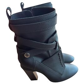 Botas de cano curto Fendi em couro marrom Marrom