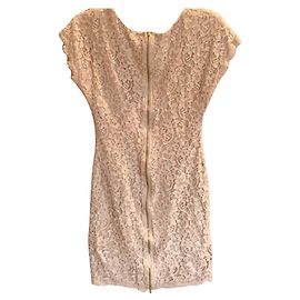 Diane Von Furstenberg Vestido de renda DvF Wanda em nude Carne