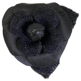 Chanel-Broche Chanel Camelia Negra con Tweed , Neuve-Negro