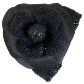 Chanel Schwarze Kamelienbrosche mit Tweed , Neuve Schwarz