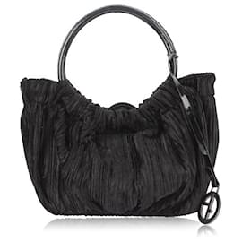 Giorgio Armani Eine Mini-Samttasche Schwarz