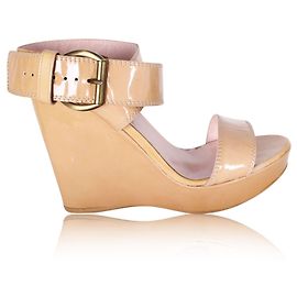 Stuart Weitzman Nude Lackleder-Sandalenkeile Fleisch