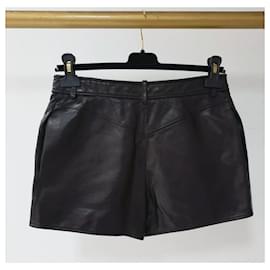 Chanel-Pantalones cortos de camelia de cuero negro Chanel Sz 36-Negro