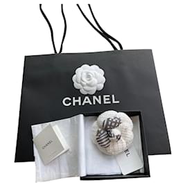 Chanel-Chanel Broche Camélia en Tweed ( état neuf )-Noir,Blanc cassé