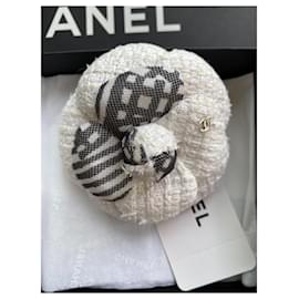 Chanel-Broche Chanel Camélia em Tweed ( Nova Condição )-Preto,Fora de branco