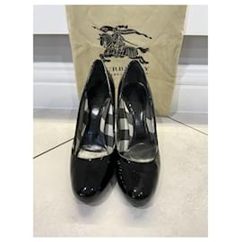 Burberry-Burberry black patent heels with silver filigree-Black