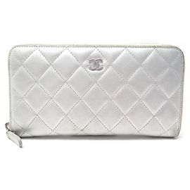 LONG CHANEL CLASSIC ZIPPED WALLET IN SILVER QUILTED LEATHER WALLET Silvery