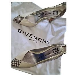Escarpins Givenchy en cuir beige taille 40 Beige