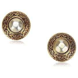 Chanel-Boucles d'oreilles Chanel en fausses perles dorées-Doré