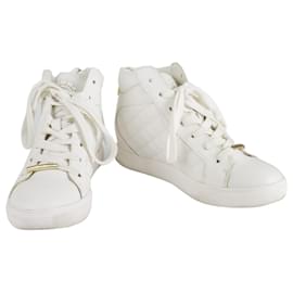 Juicy Couture-Baskets montantes en cuir blanc matelassé Juicy Couture Baskets compensées Chaussures 7.5-Blanc