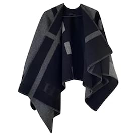 Burberry-Poncho Burberry grigio scuro e iniziali in lana nera TH-Grigio