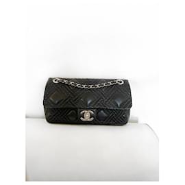 Chanel-Bolsa Chanel preta com aba simples-Preto