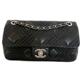 Chanel-Bolsa Chanel preta com aba simples-Preto