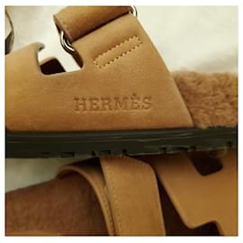 Hermès-SANDALES EN FOURRURE DE SHEARLING HERMES CYPRUS-Rose,Beige,Caramel
