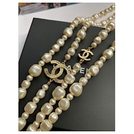 Chanel-Goldfarbene Halskette mit CC-Logoperlen-Weiß