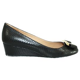 Salvatore Ferragamo Chaussures compensées noires embossées en peau de serpent Noir