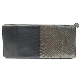 SAC POCHETTE A MAIN CHANEL EN CUIR DE PYTHON GRIS BICOLORE SNAKE CLUTCH Gris
