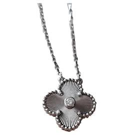 Van Cleef & Arpels Pendant necklaces Silvery