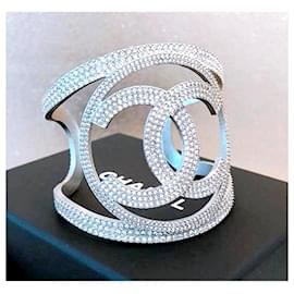 Chanel-Grand bracelet manchette en cristal Chanel CC-Argenté