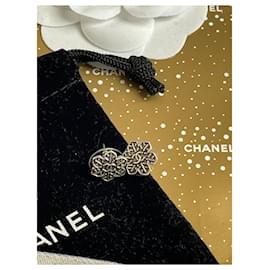 Chanel-Schneeflocke Ohrringe-Silber
