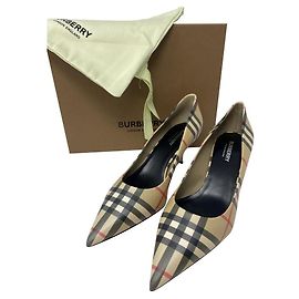 Burberry Pumps aus Leder mit Vintage Check-MusterPreis $890.00 Schwarz Rot Beige