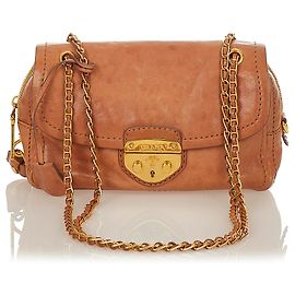 Bolsa de ombro com corrente de couro Prada Brown Sound Lock Marrom