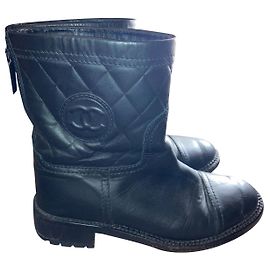 Botas Biker Chanel em couro preto acolchoado Preto