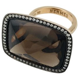 Anel Hermès em ouro rosa, diamantes e quartzo fumê. Outro