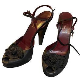 Sandali Prada in pelle martellata nera con punta aperta Nero